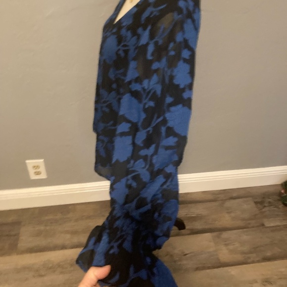 Vince Camaro Floral V-Neck Women's Dark Floral Blouse - Picture 5 of 8